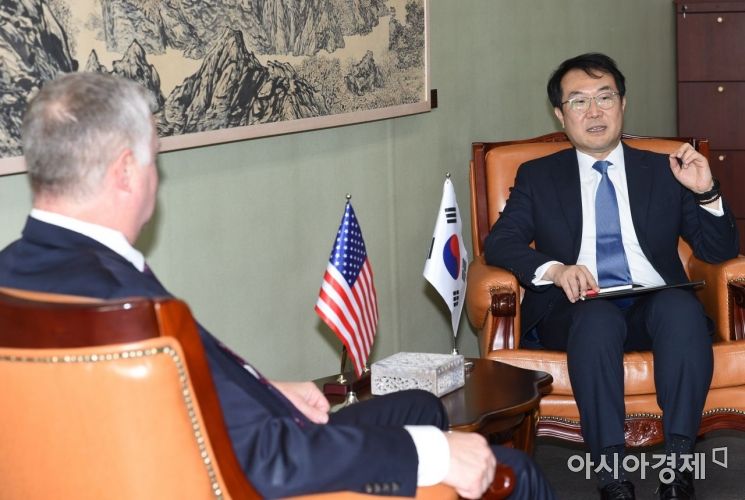 이도훈 외교부 한반도평화교섭본부장이 21일 오전 서울 종로구 외교부 청사에서 열린 한미 북핵 수석대표 협의에서 스티븐 비건 미 국무부 대북정책특별대표와 대화를 나누고 있다. /김현민 기자 kimhyun81@