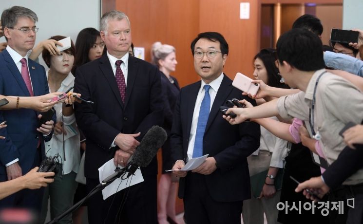 [포토] 협의 결과 설명하는 한미 북핵수석대표
