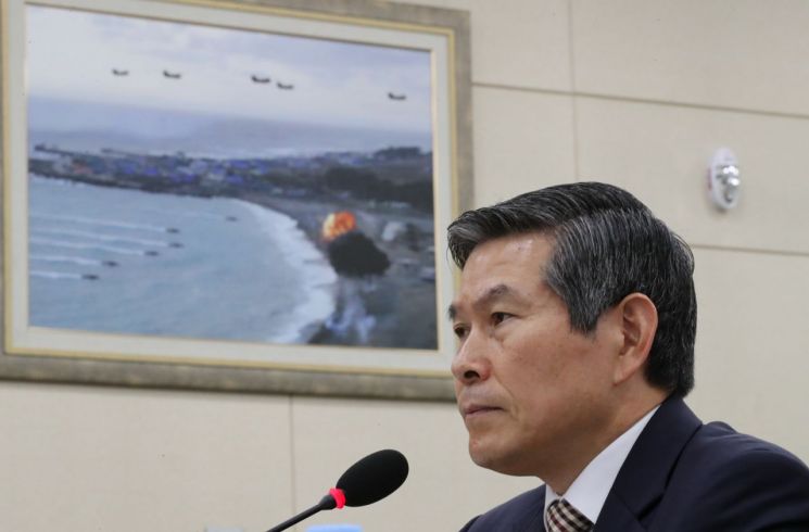 '지소미아·한미훈련' 한국당 공세…정경두 "軍 폄하하지 말라"