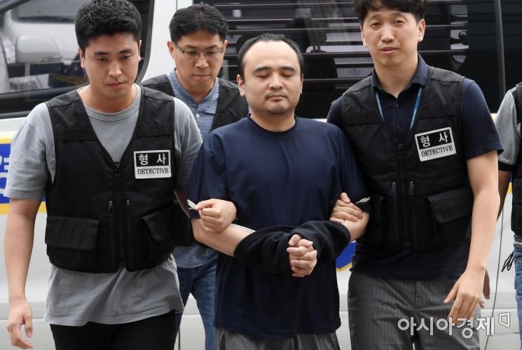 [포토] 눈 감은 '모텔 토막살인 피의자' 강대호