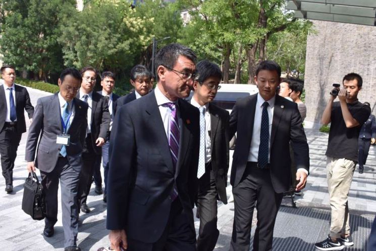 한일 외교장관이 21일 오후 2시께(현지시간) 베이징 고북수진에서 양자 회담에 돌입했다. 이날 회담에는 고노 다로 일본 외무상이 예정보다 일찍 나와 일본 취재진과 담소를 나누며 기다렸고 이후 강경화 외교부 장관이 모습을 드러내면서 서로 악수하는 기념 촬영을 한 뒤 회담장으로 들어갔다. 사진은 고노 외무상이 회담장을 향해 걸어가는 모습. 사진=베이징특파원 공동 취재단