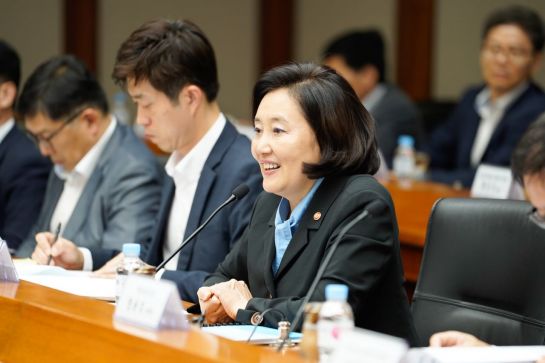박영선 중소벤처기업부 장관은 21일 서울 여의도 한국수출입은행에서 열린 '제3회 중소기업 해외진출지원협의회'에서 연결의 힘을 강조하고 있다.