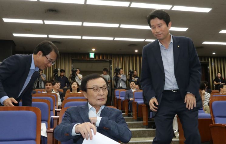 민주당 의총서도 '신중론' 나와…토론 끝 적극대응 방침 재확인