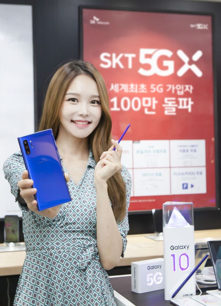 SK텔레콤은 세계 최초로 단일 통신사 기준 5G 가입자 100만 명을 지난 21일 돌파했다고 밝혔다.SK텔레콤 모델들이 서울 명동에 위치한 대리점에서 ‘갤럭시 노트10’로 5G 서비스를 사용하고 있다.