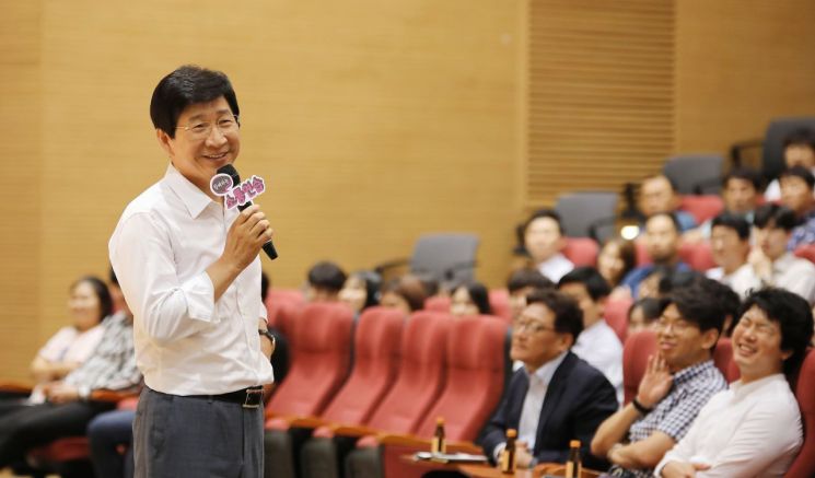 지난 21일 삼성디스플레이 아산2캠퍼스에서 열린 '함께하는 소통연습' 행사에서 이동훈 대표이사가 임직원들의 질문에 답변을 하고 있다.