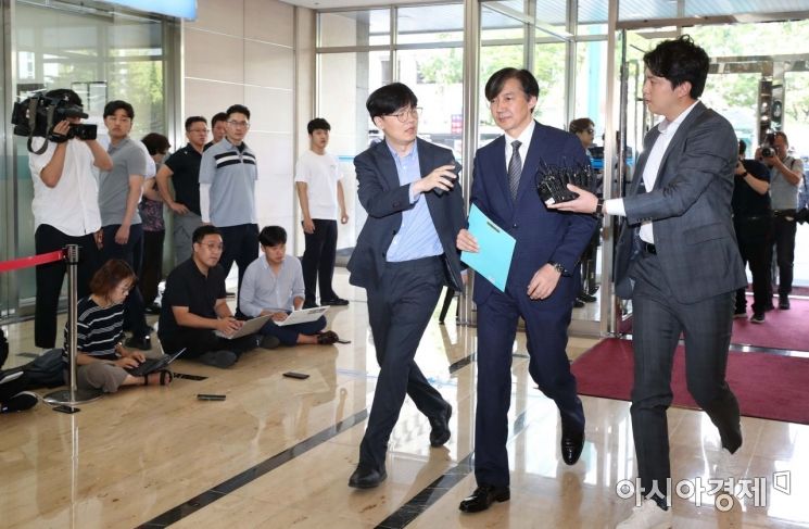 [포토]질문 받으며 출근하는 조국 후보자 