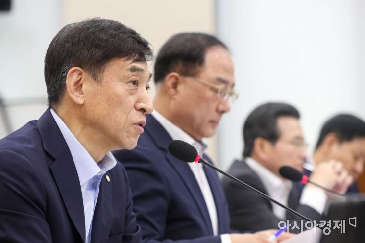 [포토]질의응답하는 이주열 한국은행 총재