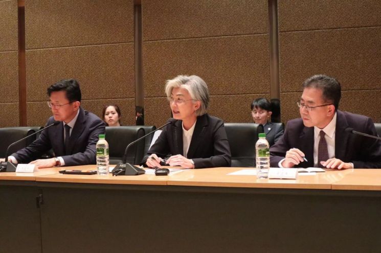 강경화 장관 "3국 회의 성과 있어…일본과는 소통에 의미"