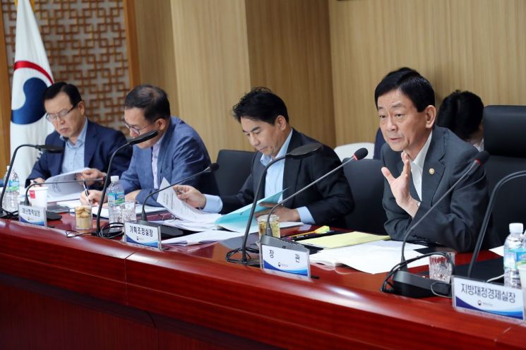 진영(오른쪽) 행정안전부 장관이 22일 대통령기록관 중회의실에서 토론회를 주재하고 있다. / 행정안전부 제공