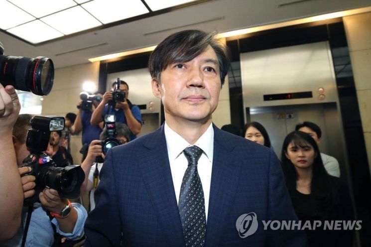 조국 법무부 장관 후보자가 22일 오전 인사청문회 준비 사무실이 마련된 서울 종로구의 한 빌딩으로 출근하고 있다. [이미지출처=연합뉴스]
