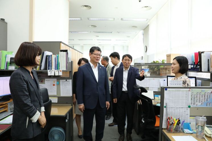 김연철 통일부 장관이 22일 탈북민 지원 관련 통일부 산하기관인 남북하나재단을 방문했다. <사진=통일부 제공>