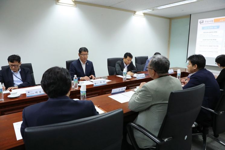 김연철 통일부 장관이 22일 탈북민 지원 관련 통일부 산하기관인 남북하나재단을 방문했다. <사진=통일부 제공>