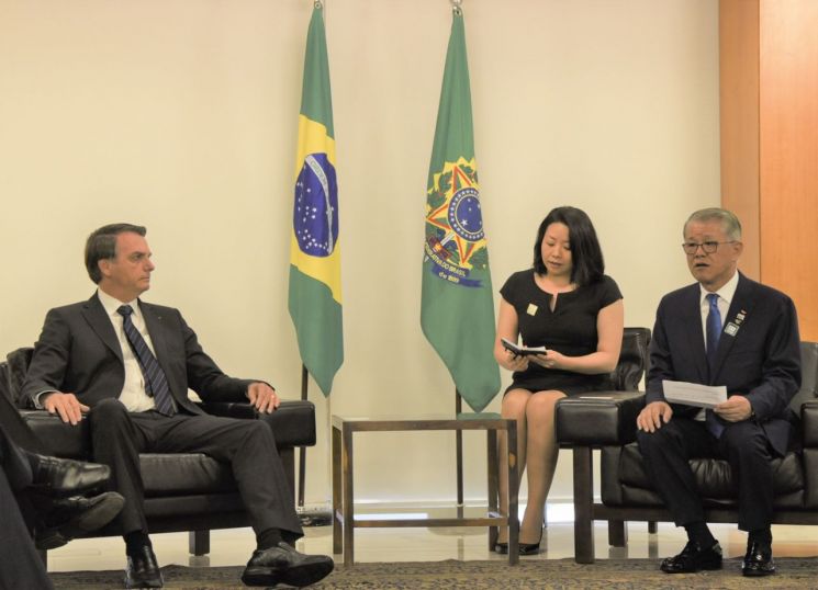 최신원 SK네트웍스 회장(사진 맨 오른쪽)이 22일(현지시간) 브라질 대통령궁에서 자이르 보우소나루 브라질 대통령(사진 맨 왼쪽)과 만나 양국 협력 강화를 위한 다양한 주제로 대화를 나눴다./사진=SK네트웍스