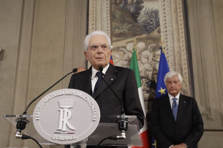 세르조 마타렐라 이탈리아 대통령이 22일(현지시간) 로마 대통령궁에서 성명을 발표하고 있다. [이미지출처=AP연합뉴스]