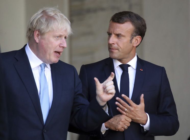 22일(현지시간) 프랑스 파리를 방문한 보리스 존슨 영국 총리(왼쪽)와 에마뉘엘 마크롱 대통령 [이미지출처=AP연합뉴스]