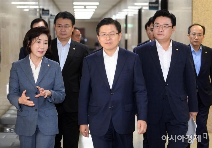 [포토] 회의실 들어서는 황교안-나경원