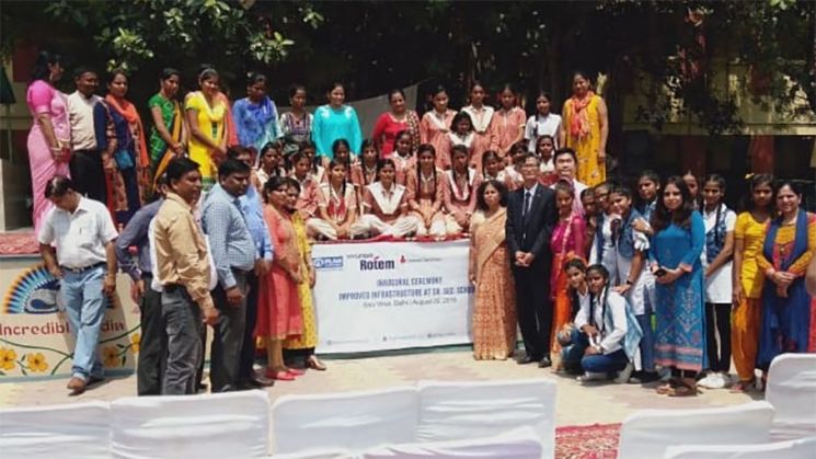 22일(현지시간) 인도 델리‘NDMC 종합학교’에서 열린 교육환경 개선 공사 준공식에서 이상엽 현대로템 인도지사장(오른쪽 첫째줄 네번째)과 관계자들이 기념촬영을 하고 있다.