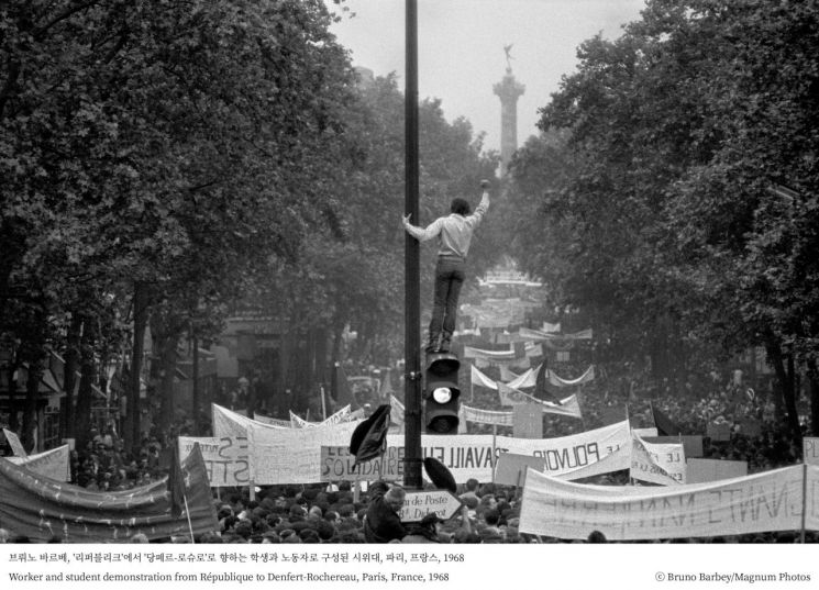 브뤼노 바르베, '리퍼블리크'에서 '당페르-로슈로'로 향하는 학생과 노동자로 구성된 시위대, 파리, 프랑스, 1968