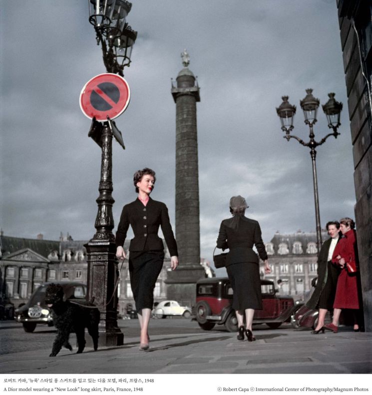 로버트 카파, '뉴룩' 스타일 롱 스커트를 입고 있는 디올 모델, 파리, 프랑스, 1948