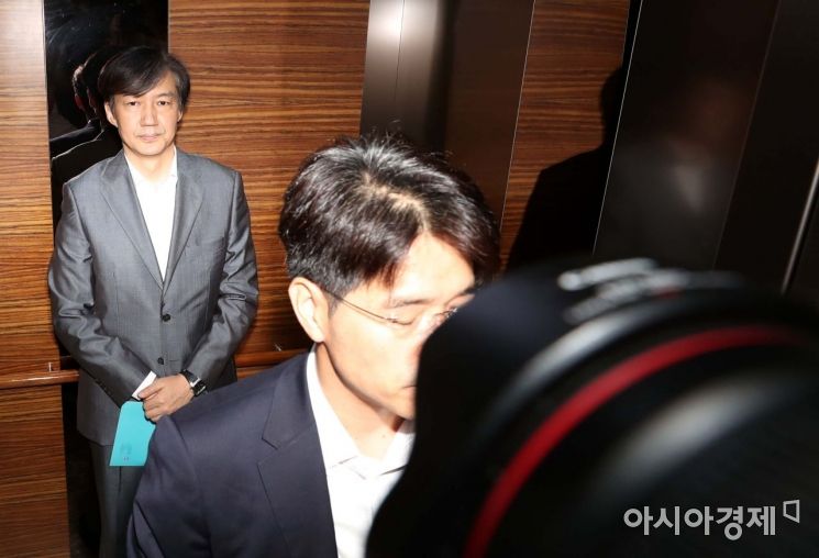 [포토]무거운 표정의 조국 후보자 출근길 