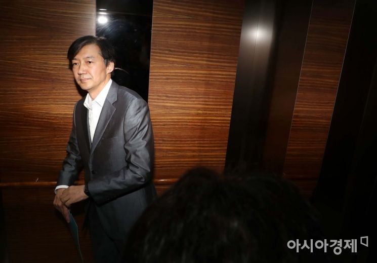 [포토]엘레베이터 탑승한 조국 