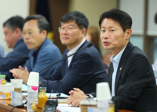 김강립 보건복지부 차관이 22일 열린 제17차 건강보험정책심의위원회에서 모두발언을 하고 있다.