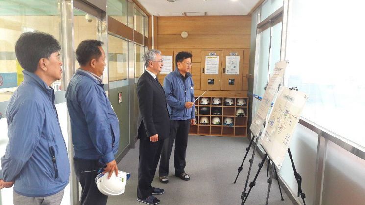 이상훈 한국가스공사 상임감사(왼쪽 세번째)가 가스 공급시설을 점검하고 있다.