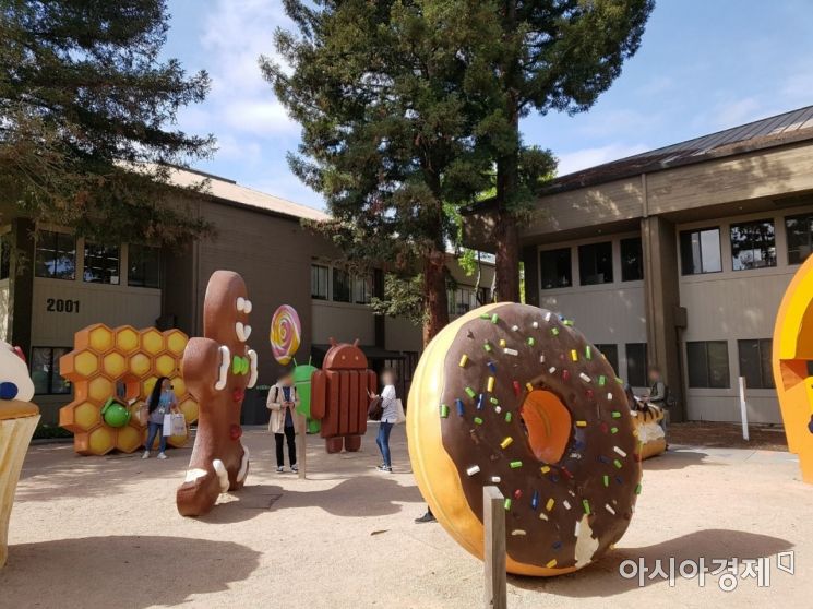 미국 캘리포니아주 마운틴뷰에 있는 구글 본사에 안드로이드 운영체제 이름에 맞는 디저트 조각상이 전시돼 있다.
