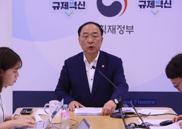 [지소미아종료]홍남기 "내년 예산 513조원대 편성…2.4% 달성 쉽지 않아"(종합)