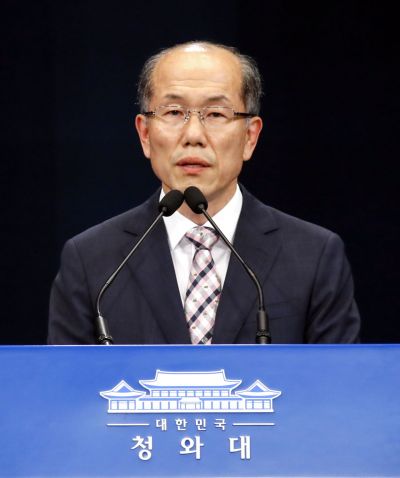 김유근 국가안보실 1차장은 22일 오후 춘추관 대브리핑룸에서 "정부는 한일 간 '군사비밀정보의 보호에 관한 협정'(GSOMIA)을 종료하기로 결정했으며 협정의 근거에 따라 연장 통보시한 내에 외교 경로를 통하여 일본 정부에 이를 통보할 예정"이라고 밝혔다.