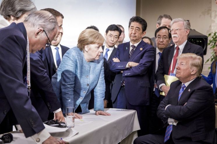 지난해 6월 캐나다 오타와에서 열린 주요 7개국(G7) 정상회의에서 앙겔라 메르켈 독일 총리를 비롯한 각국 정상들이 팔짱을 낀 도널드 트럼프 미국 대통령을 굳은 표정으로 바라보고 있다. [이미지출처=AP연합뉴스]