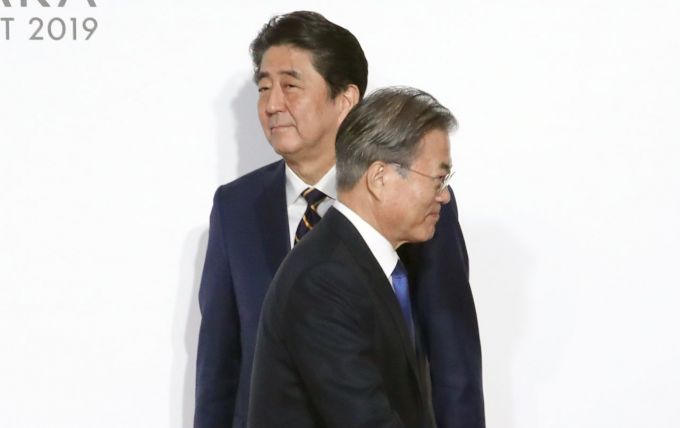문재인 대통령이 지난 6월28일 오전 일본 오사카에서 열린 주요 20개국(G20) 정상회의 공식환영식에서 의장국인 일본 아베 신조 총리와 악수한 뒤 이동하고 있다. [이미지출처=연합뉴스]