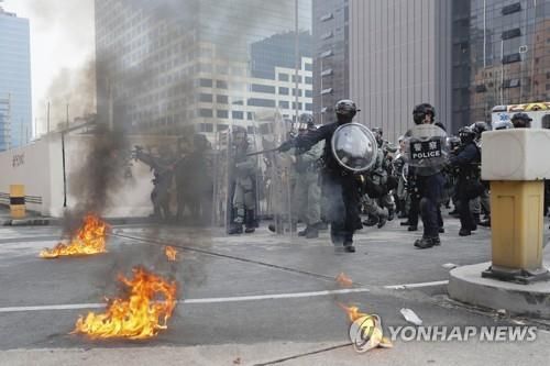 홍콩 송환법 반대 집회에서 충돌…경찰은 최루탄으로 진압