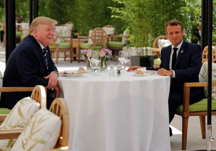 G7 정상회의 앞두고…트럼프-마크롱, '깜짝' 오찬 회동