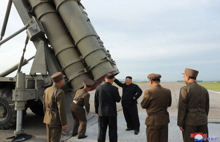 북한이 지난 24일 '새로 연구 개발한 초대형 방사포'를 김정은 국무위원장의 지도 하에 성공적으로 시험발사했다고 조선중앙통신이 25일 보도했다. 사진은 중앙통신 홈페이지에 게재된 방사포 발사 모습으로 차륜형 발사대에 발사관 4개가 식별된다.