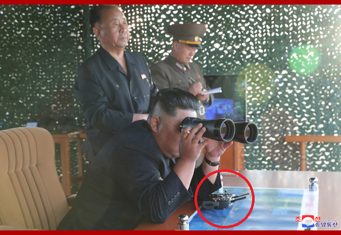 이번 미사일 시험을 지도하면서 김 위원장은 드론을 활용한 것으로 보인다. 북한 매체가 공개한 사진을 보면 드론 조종기로 추정되는 패드가 김 위원장 바로 놓여있다.