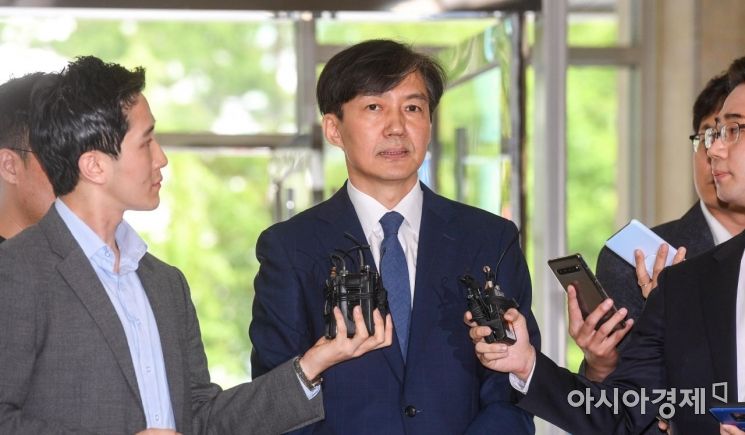 [포토]취재진에게 질문 받는 조국 후보자