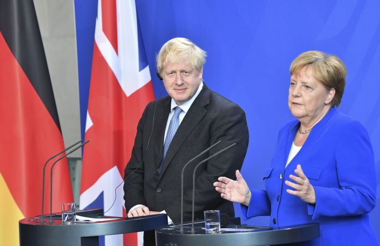 앙겔라 메르켈 독일 총리(오른쪽)와 보리스 존슨 영국 총리가 21일(현지시간) 베를린에서 '브렉시트' 재협상 문제를 놓고 논의한 후 공동기자회견을 하고 있다. (사진=연합뉴스)