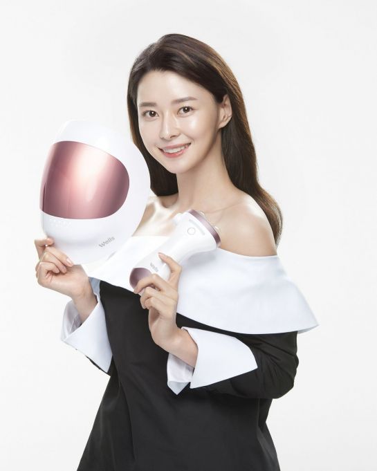 교원그룹 웰스 홍보모델인 배우 권나라가 'LED마스크 750' 등 홈뷰티기기를 들고 포즈를 취하고 있다.