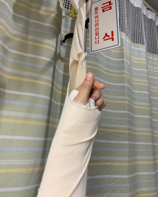 김정근 아나운서가 팔 부상으로 매주 월요일 진행하는 프로그램 녹화에 참여할 수 없게 됐다./사진=김정근 인스타그램 캡쳐
