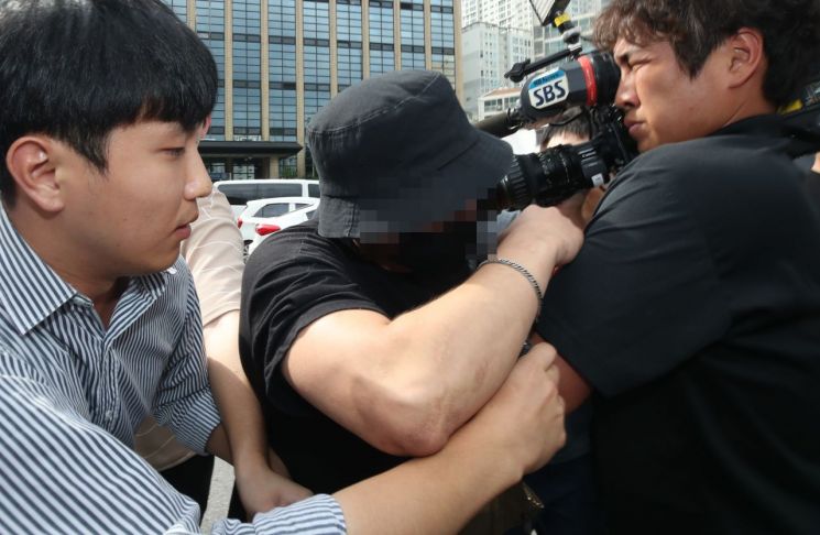 홍익대 부근에서 일본인 여성을 폭행하고 모욕한 혐의로 재판에 넘겨진 30대 남성에게 검찰이 징역형을 구형했다. 사진은 지난 8월 서울 마포경찰서에서 조사를 마친 남성이 경찰서를 나서고 있는 모습 [이미지출처=연합뉴스]