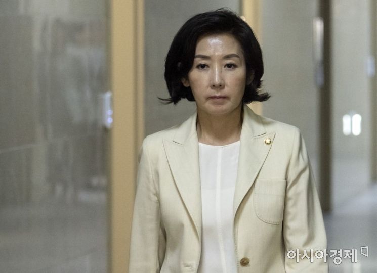 나경원 자유한국당 원내대표가 26일 국회 운영위원장실에서 교섭단체 원내대표 회동을 갖기 위해 위원장실로 들어서고 있다./윤동주 기자 doso7@
