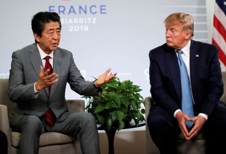 아베 신조 일본 총리가 도널드 트럼프 미국 대통령과의 정상회담에 앞서 기자들의 질문에 답하고 있다. [이미지출처=로이터연합뉴스]