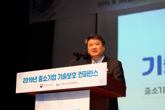 김학도 중기부 차관이 26일 서울 삼성동 코엑스에서 열린 '중소기업 기술보호 컨퍼런스'에서 대기업과 중소ㆍ벤처기업이 서로 협력하는 상생과 공존 시대에 대해 이야기하고 있다.