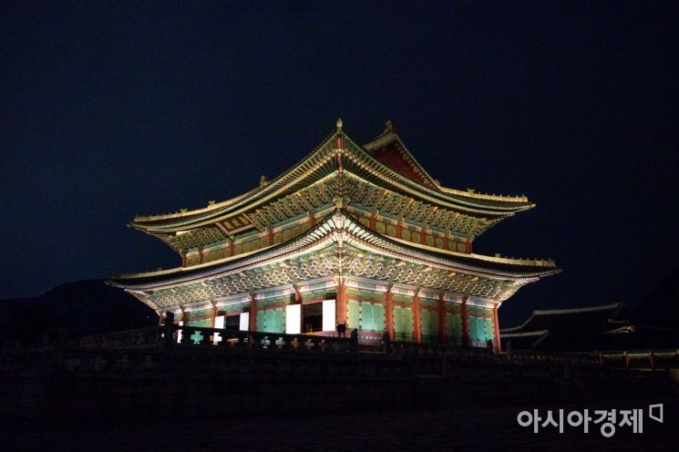 26일 서울 종로구 경복궁에서 열린 '경복궁 별빛야행'에서 근정전이 불빛에 빛나고 있다./강진형 기자aymsdream@