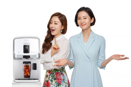 청호나이스 홍보모델인 배우 염정아(오른쪽)와 오나라가 커피얼음정수기 '휘카페-IV 엣지' 제품 옆에서 포즈를 취하고 있다.