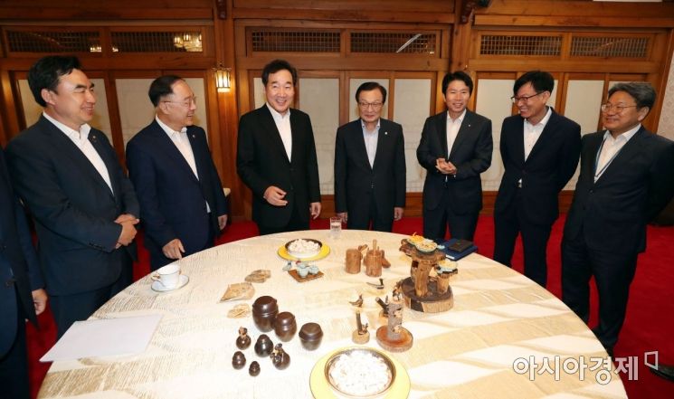 [포토] 회의 앞서 대화하는 당정청 회의 참석자들