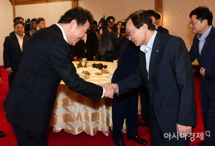 [포토] 인사하는 이낙연-이해찬