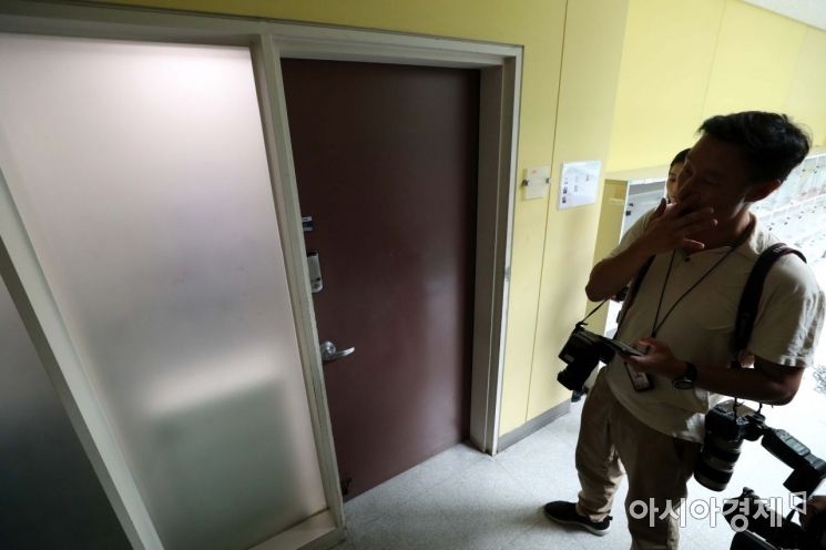 [포토]서울대 압수수색 종료 기다리는 취재진 