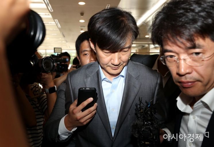 조국 늦은 출근 "몸살 기운 탓"… 사퇴설 '일축'(2보)